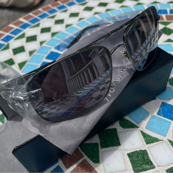 Seven for all Mankind- Sunglasses - Picture 3 of 11